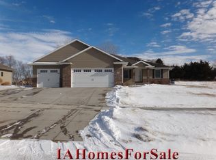 120 Ridge Dr, Fairfax, IA 52228