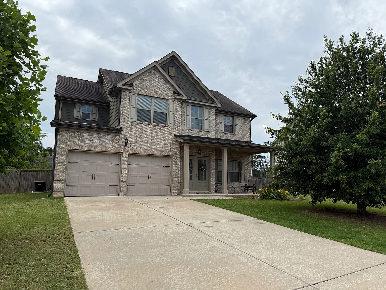4 bed, 2.5 bath, 2400 sqft, $850 — Photo 1
