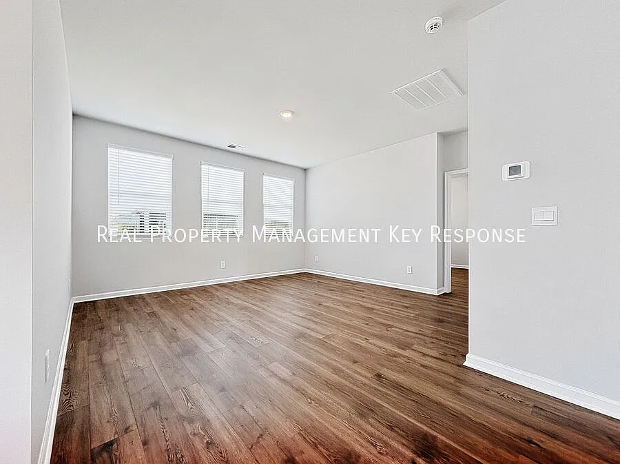 Modern 3-Bedroom Home with Community Amenities, Attached Garage & Easy I-65 Access — Photo 2