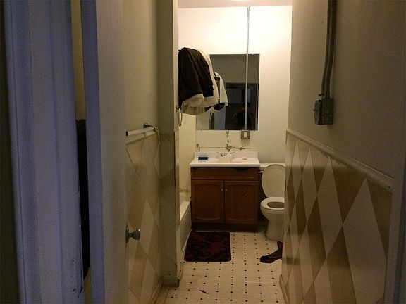 3rd image of 2210 Oakland Ave #1