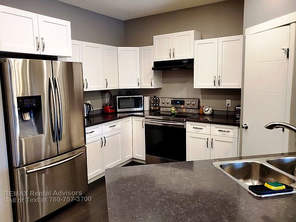 3rd image of 190 Santana Cres