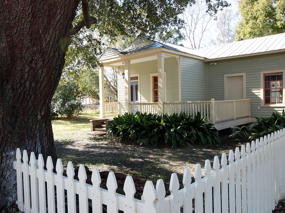 Oak-shaded 1/4 acre lot