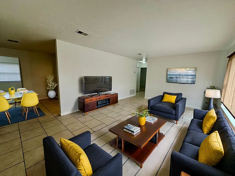 1317 Cambridge Dr — Photo 6