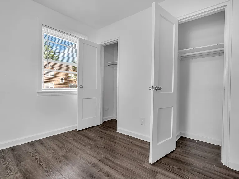 Chilton Hall Apartments — Photo 12