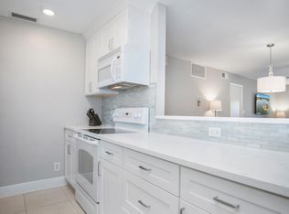 221 Cypress Way E APT 101, Naples, FL 34110
