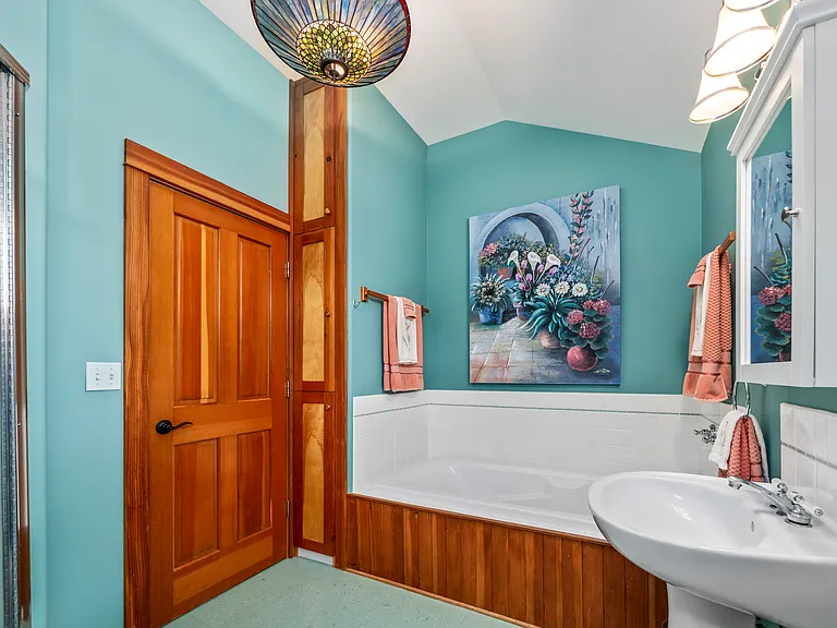 516 NE 20th Pl — Photo 10