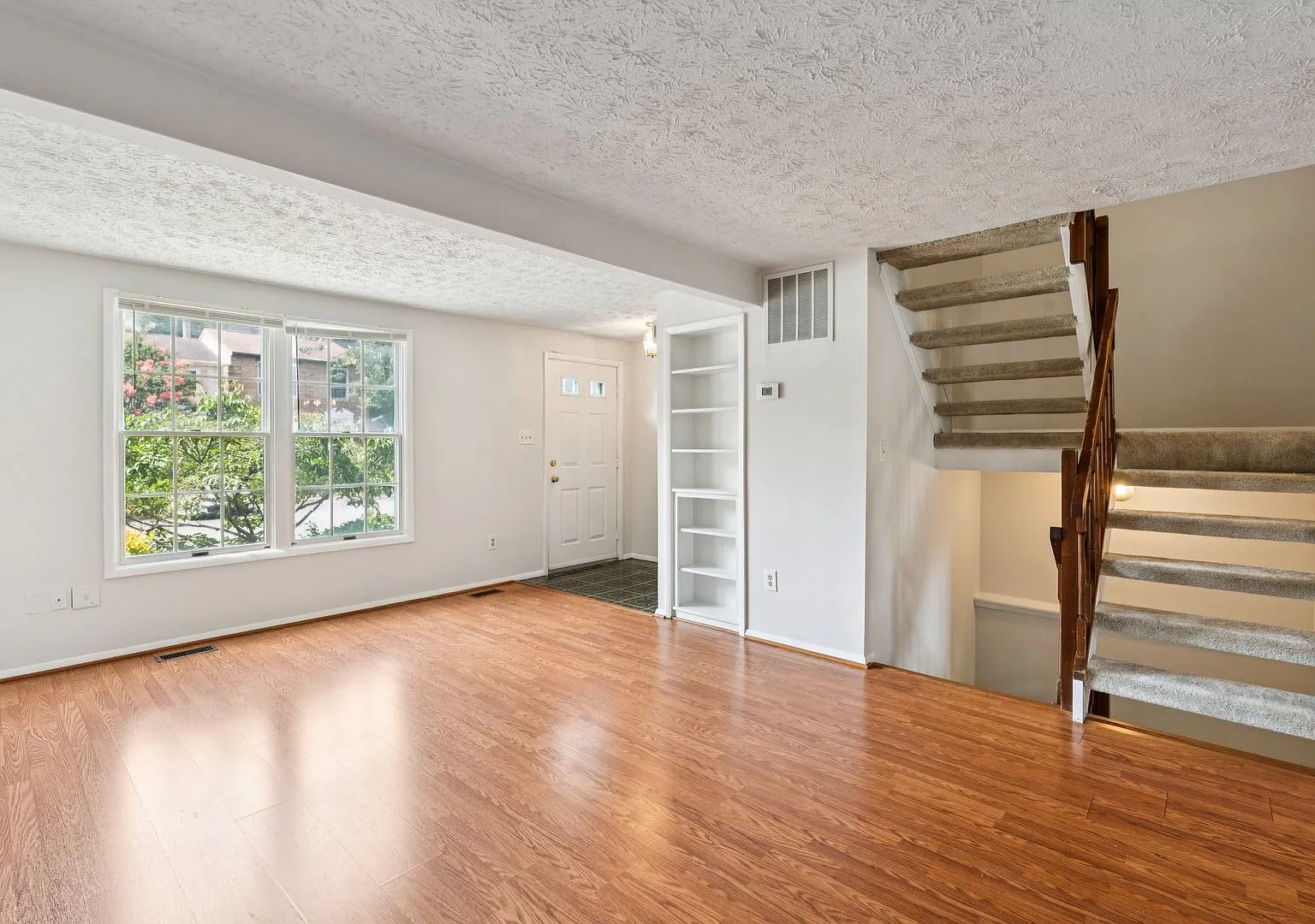 Conveniently located in the Courts of Tysons! — Photo 4