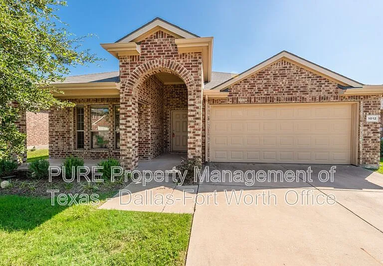 1012 Lake Hollow Dr — Photo 1