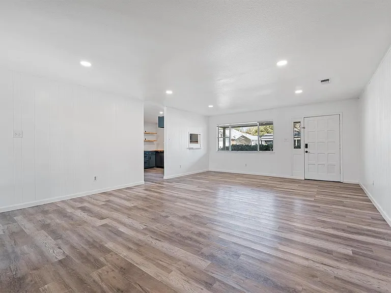 1106 Hackberry Dr — Photo 5