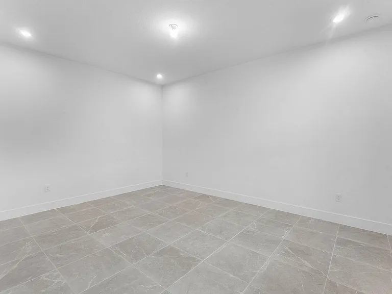 888 SW Newfield Pkwy — Photo 20
