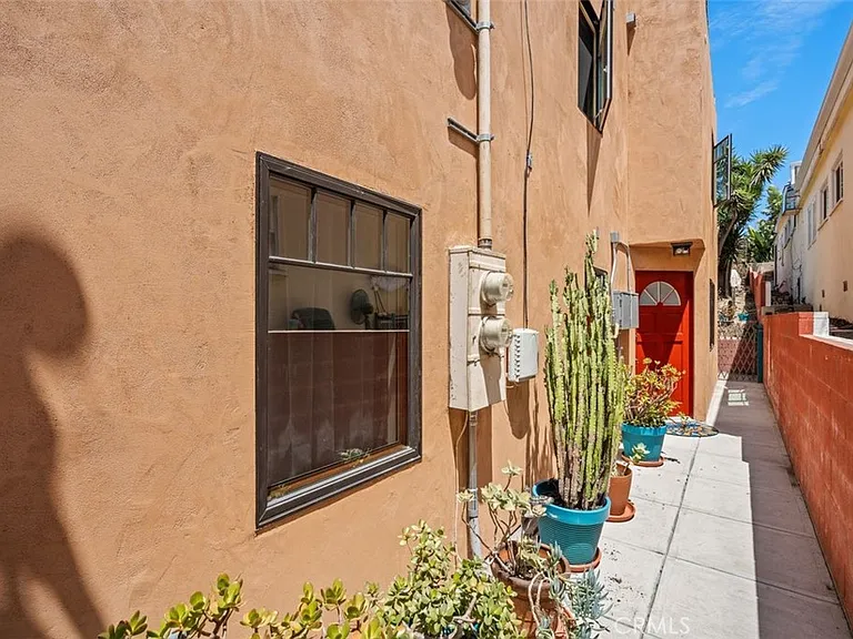 832 Cypress Ave — Photo 2