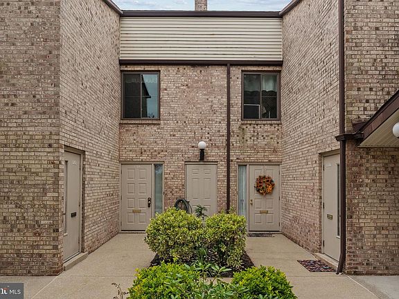 2nd image of 1704 Raintree Ln
