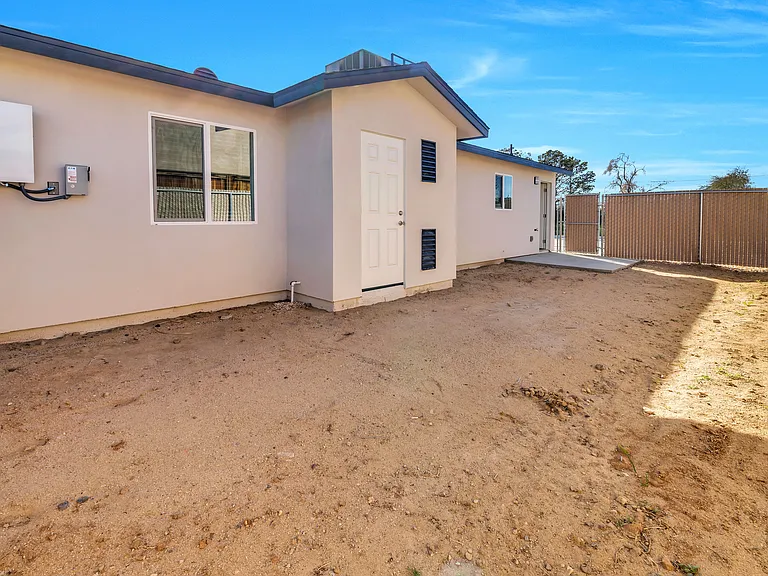 1340 W Mariposa Ave — Photo 15