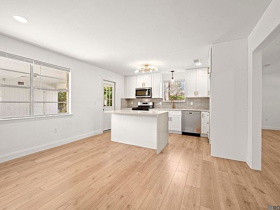 2nd image of 3224 Seracedar St