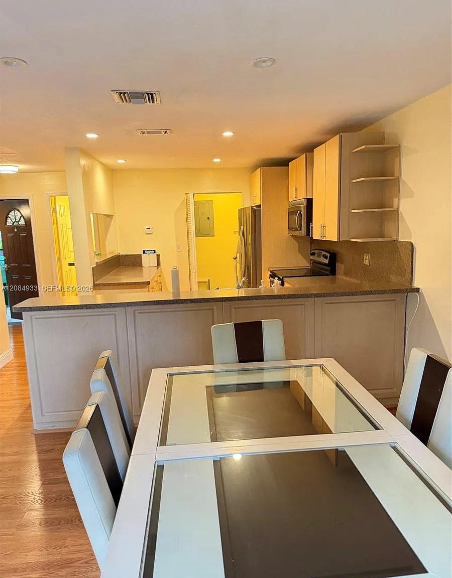 Briar Bay Townhouse Estat — Photo 3