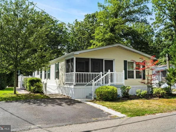 136 Chestnut Dr, Barnegat, NJ 08005