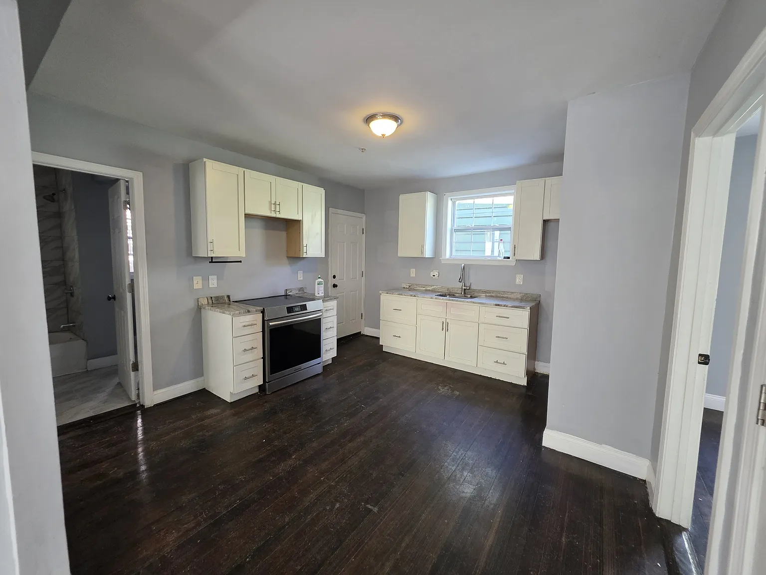 3 bed, 1300 sqft, $3,100 — Photo 1