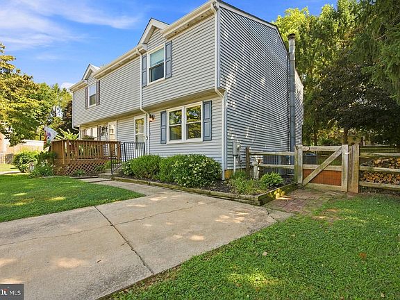 2nd image of 1009 Foxcroft Ct