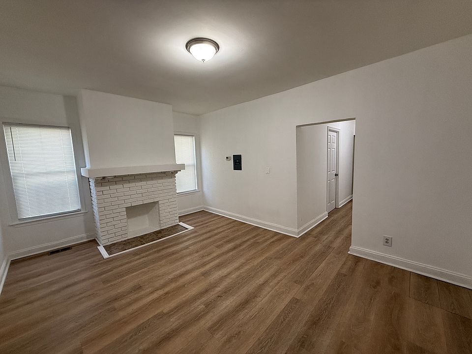 living room leading to kitchen