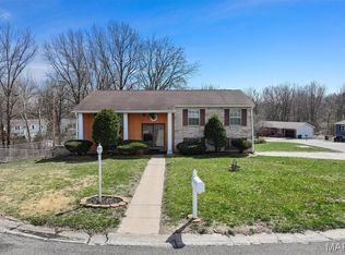 208 Pine Ridge Dr, Godfrey, IL 62035