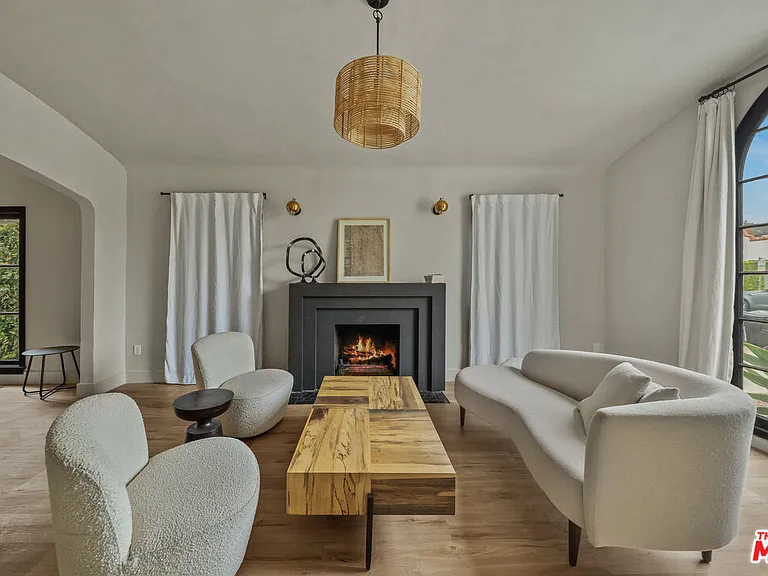 8822 Rosewood Ave — Photo 1