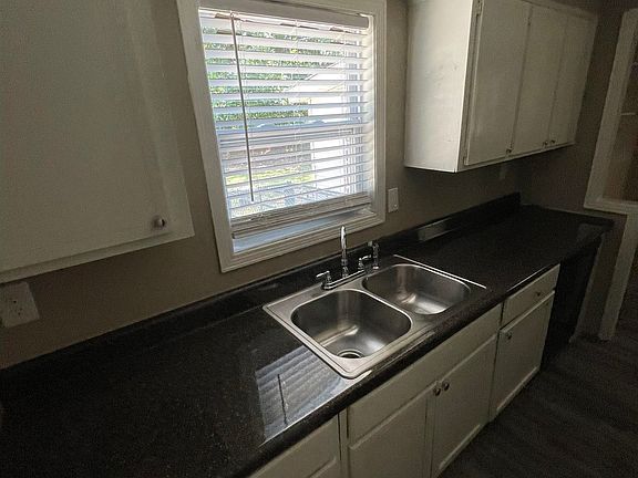5th image of 3056 Ashwood St