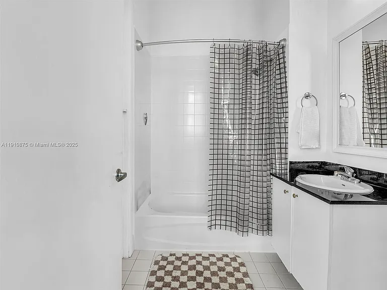 2200 NE 4th Ave — Photo 11