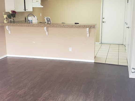 4th image of 718 S Howard St #102