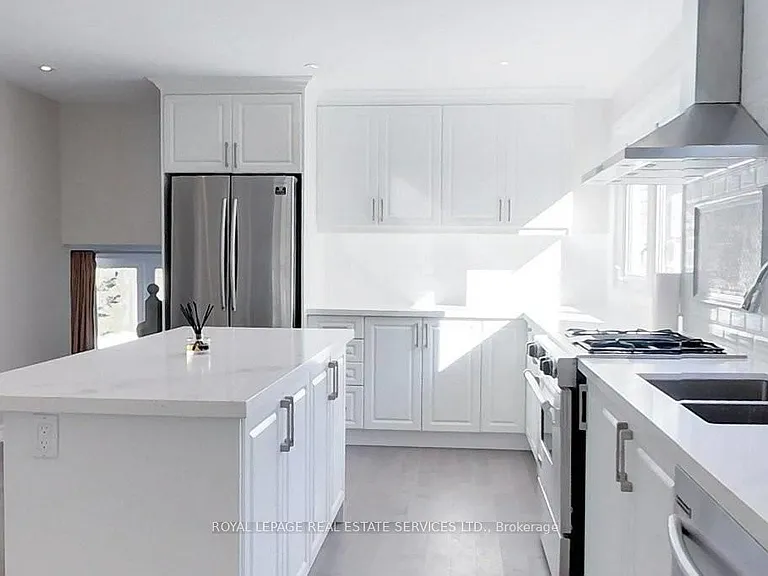141 Castle Cres — Photo 7