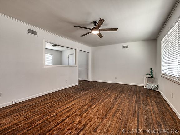 5th image of 406 S 1st Pl