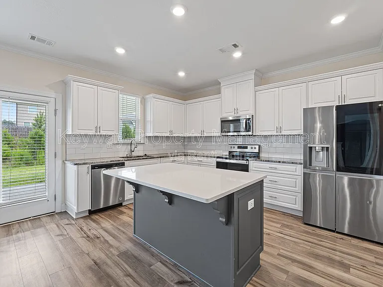 585 Hampton Dr — Photo 13