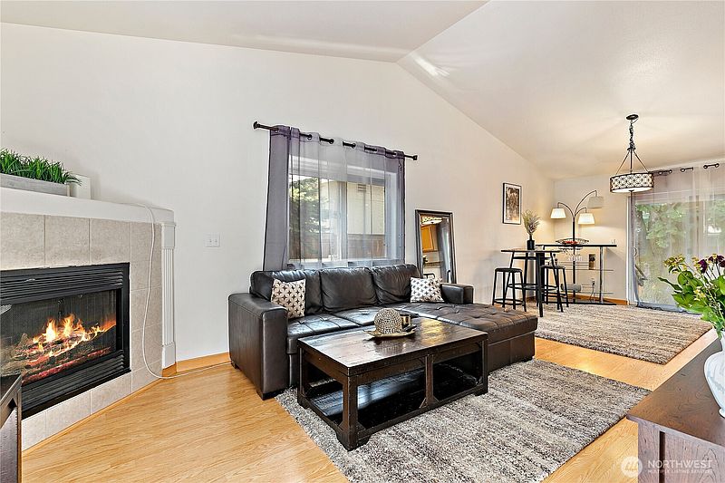 3rd image of 4828 College Lane SE