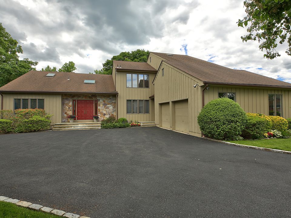 1st image of 10 Carol Ln