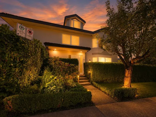 305 E 17th St, North Vancouver, BC V7L 2W1