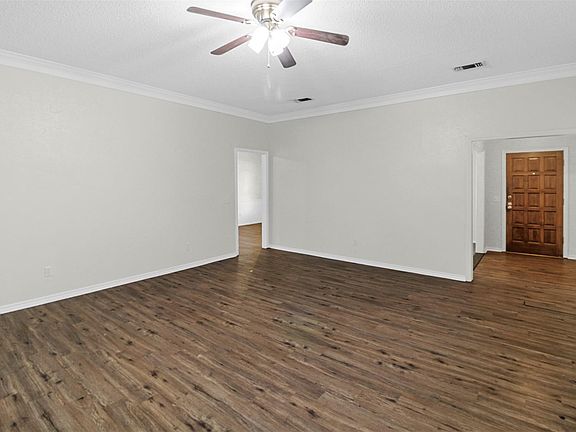 5th image of 10300 Oak Creek Dr