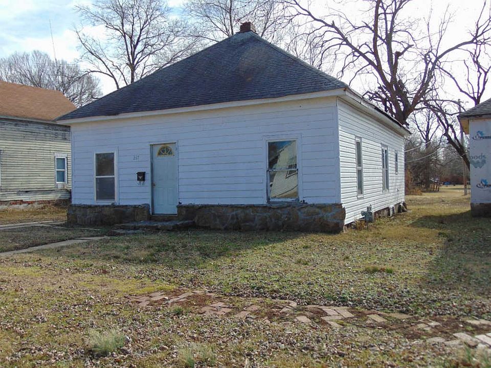 2nd image of 217 E 5th St