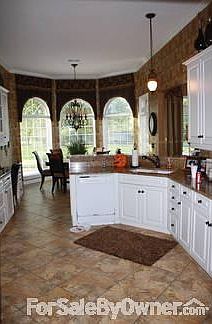 Large kitchen w/ bar and breakfast area