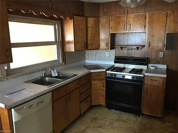 5th image of 709 Summers St