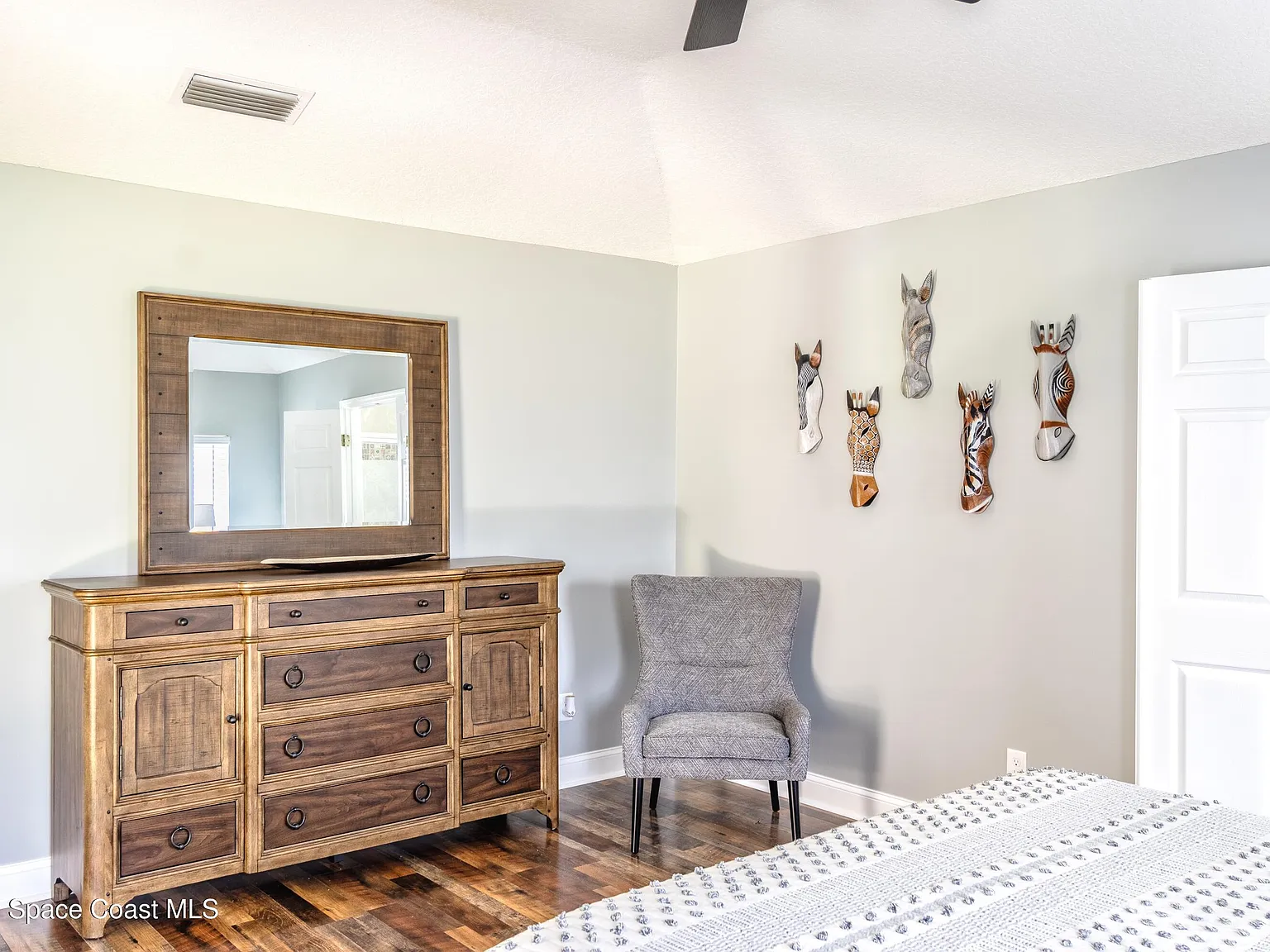 4 bed, 2.0 bath, 2217 sqft, $4,250 — Photo 4