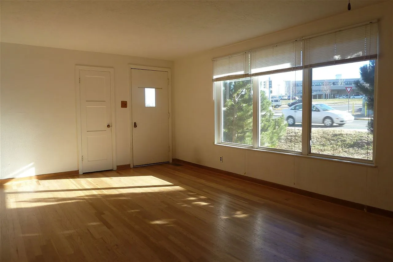 3 bed, 952 sqft, $2,300 — Photo 2