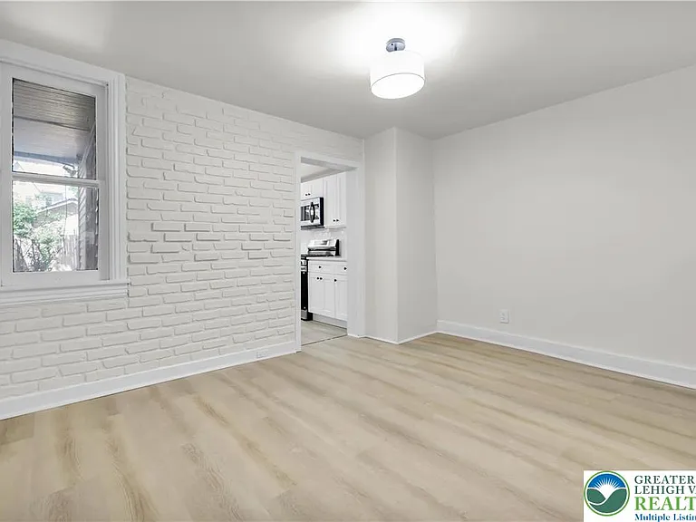 128 W Fairview St — Photo 10