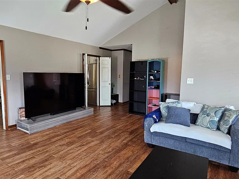 738 Summer Ln — Photo 4