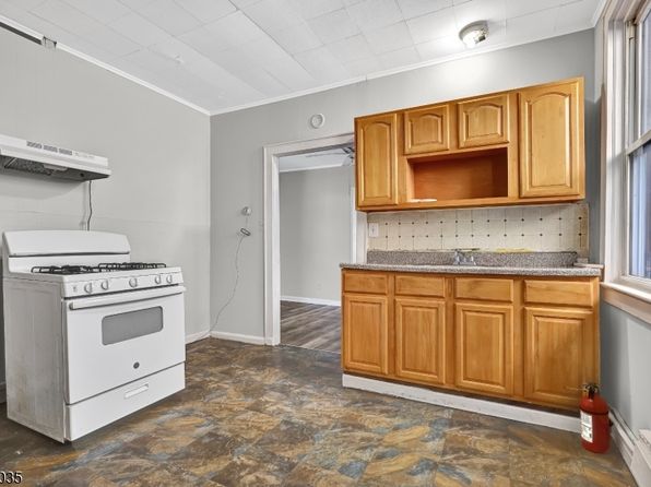 2 Columbus Pl APT 2R