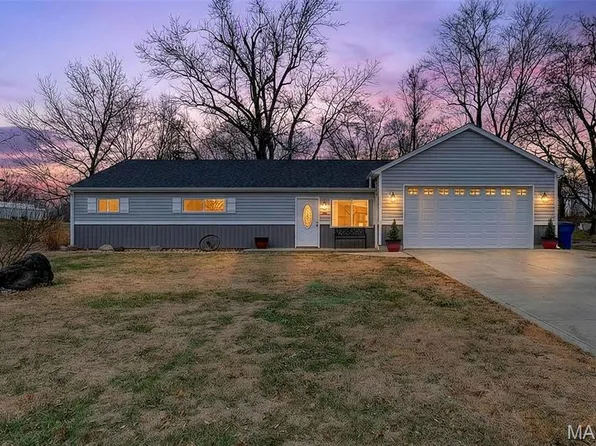 121 Kunze Dr, Saint Charles, MO 63303