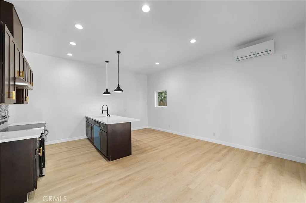 2 bed, 840 sqft, $3,250 — Photo 2