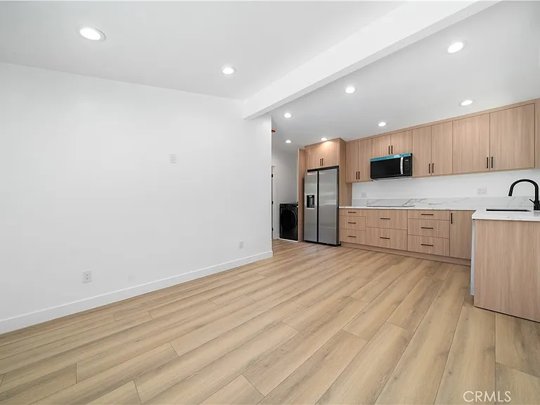22926 Leadwell St — Photo 6