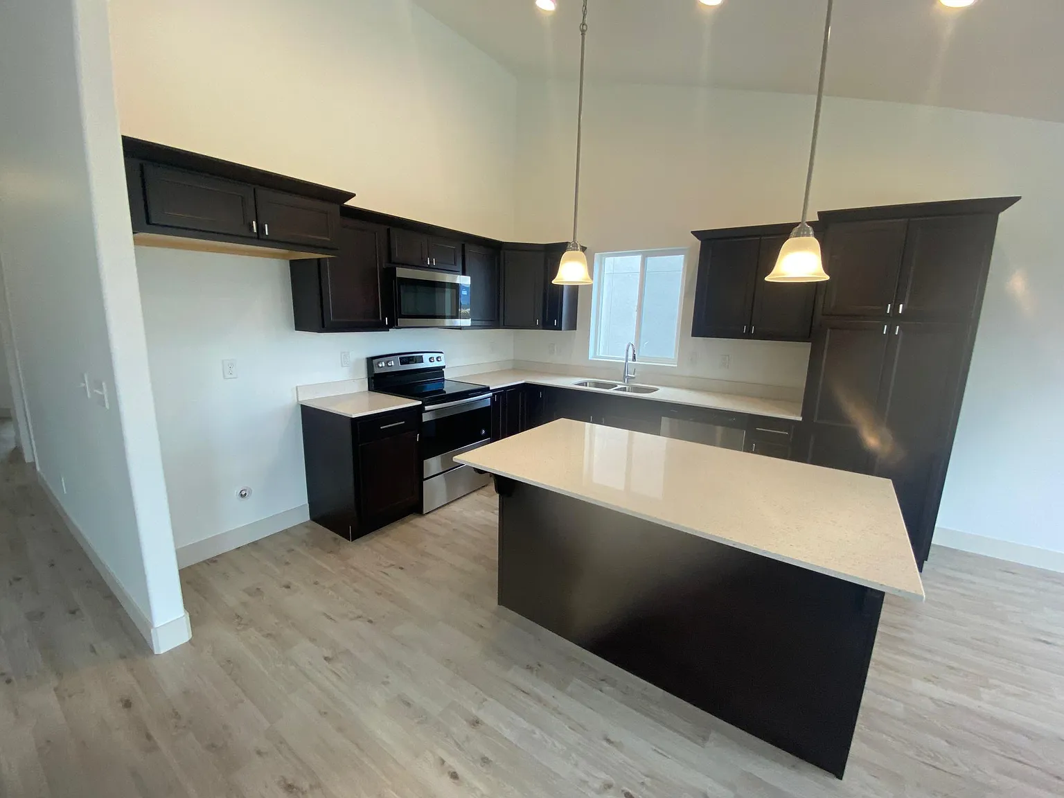 3 bed, 3000 sqft, $3,999 — Photo 3