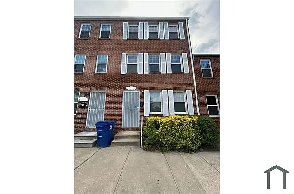 Building Photo - 1214 E Madison St