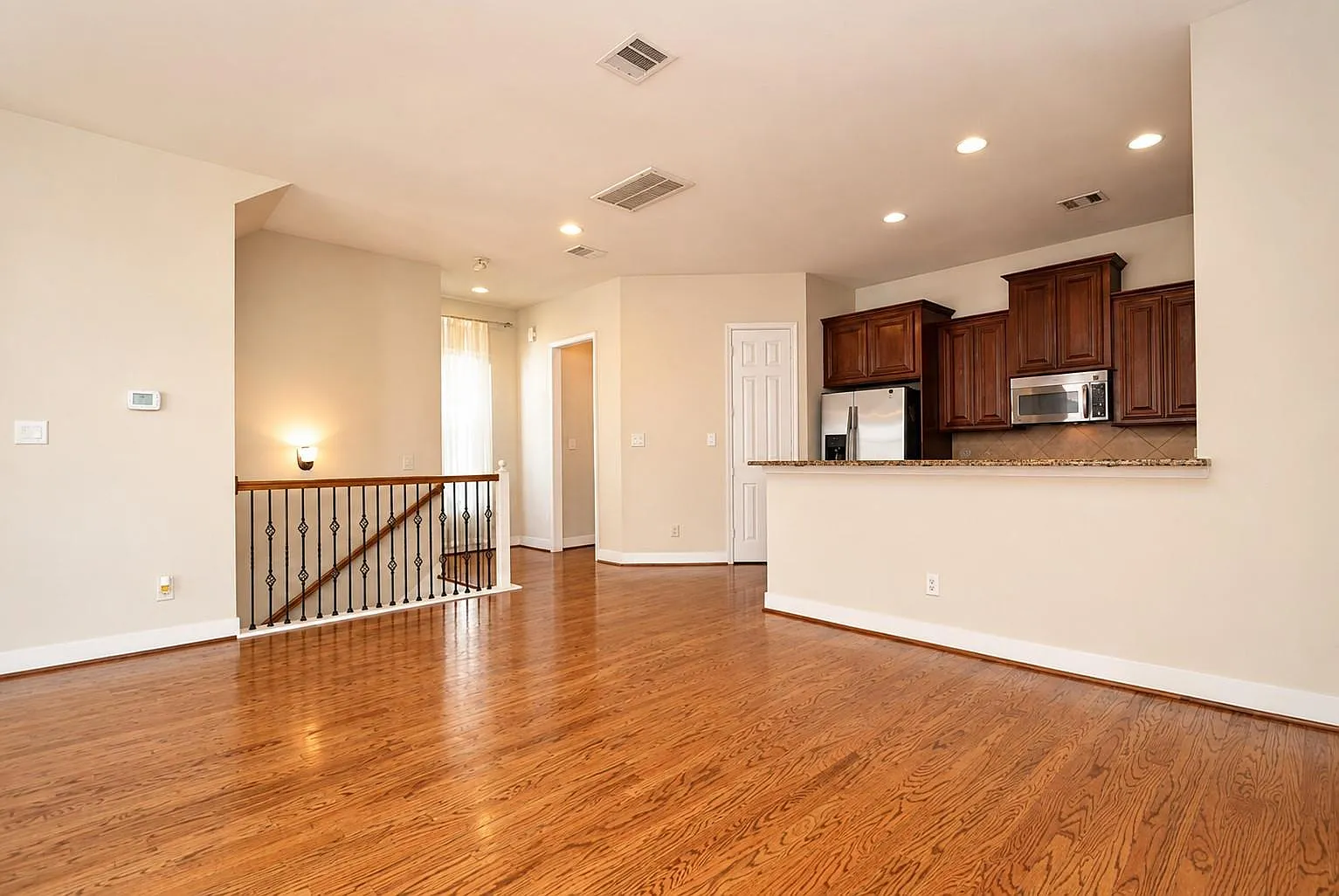 3 bed, 3.5 bath, 2058 sqft, $2,900 — Photo 3