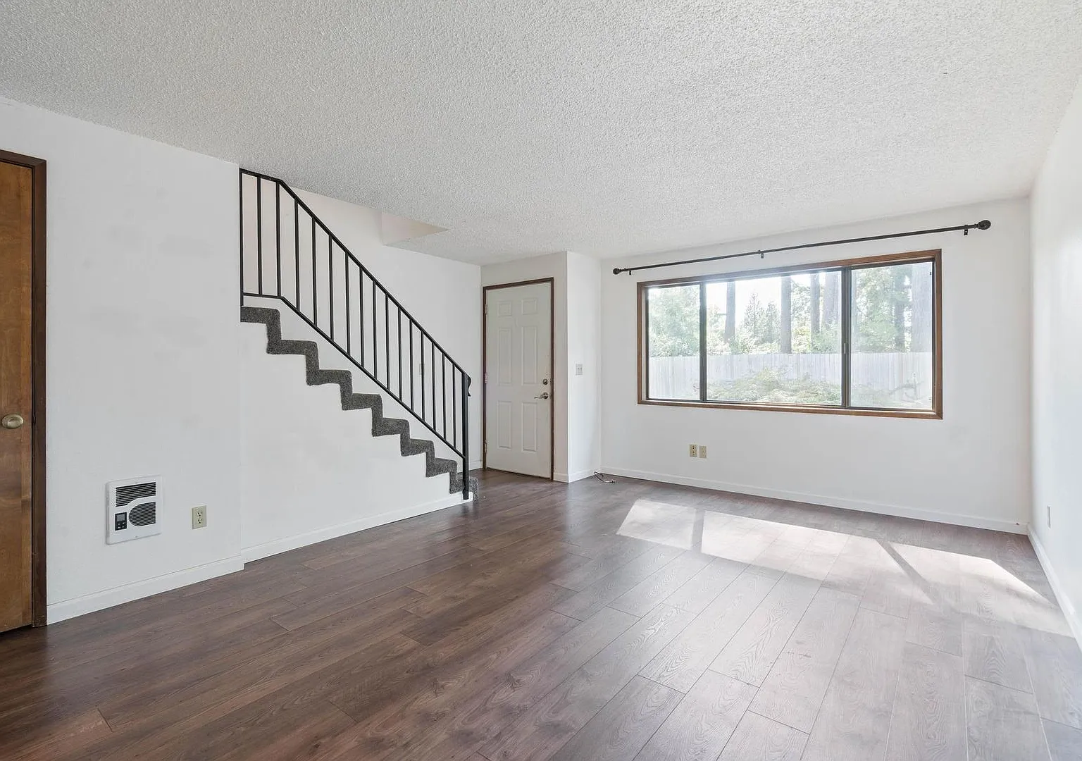 Well-kept, roomy 2-bdrm/1.5-bath Milwaukie unit. Private patio, quiet location, designated parking — Photo 1